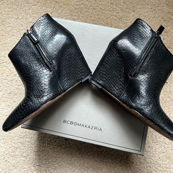 BCBGMAXAZRIA Black Perfed Snake Size 6M - Picture 4 of 10